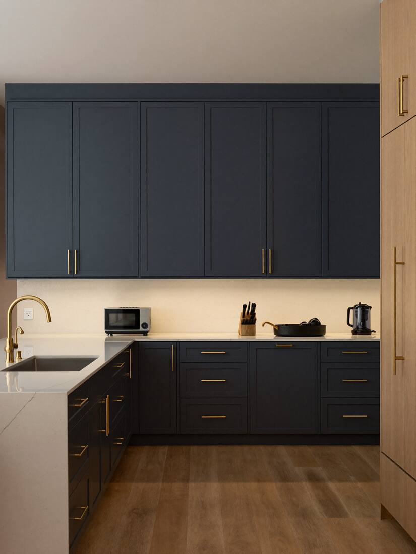 Cozinha remodelada com armários azul-marinho