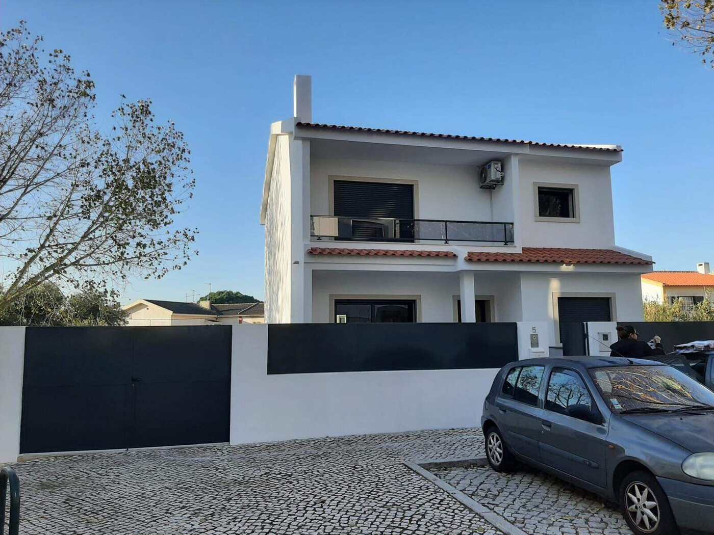 Portão de ferro numa moradia