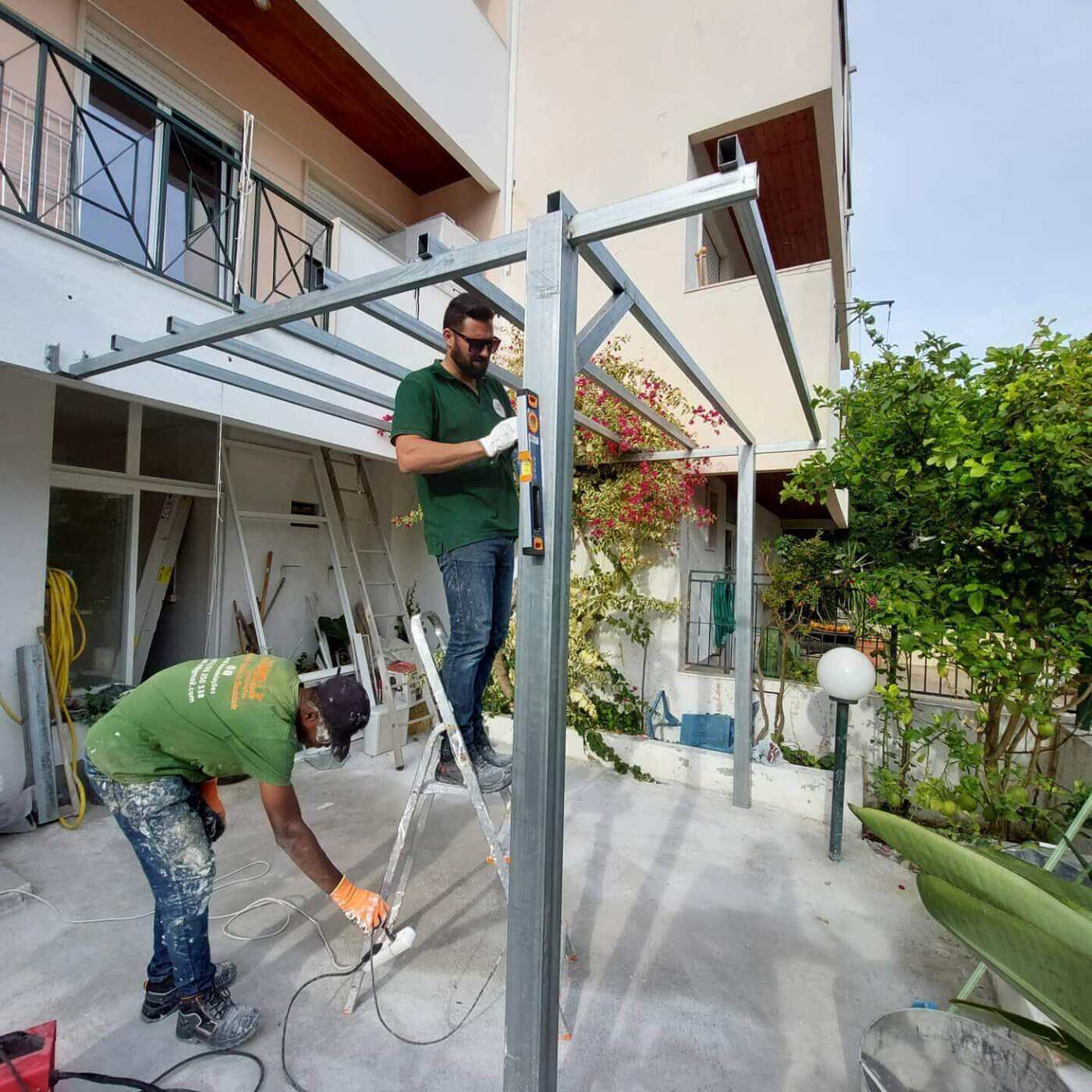 Montagem de estrutura metálica num terraço