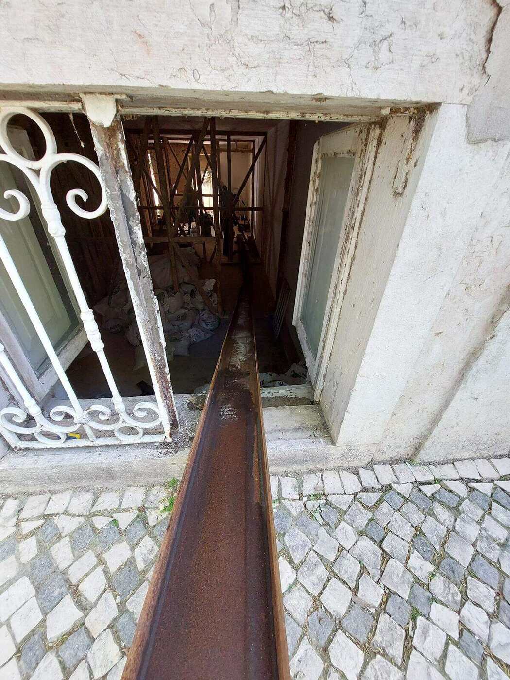 Portão antigo em ferro trabalhado