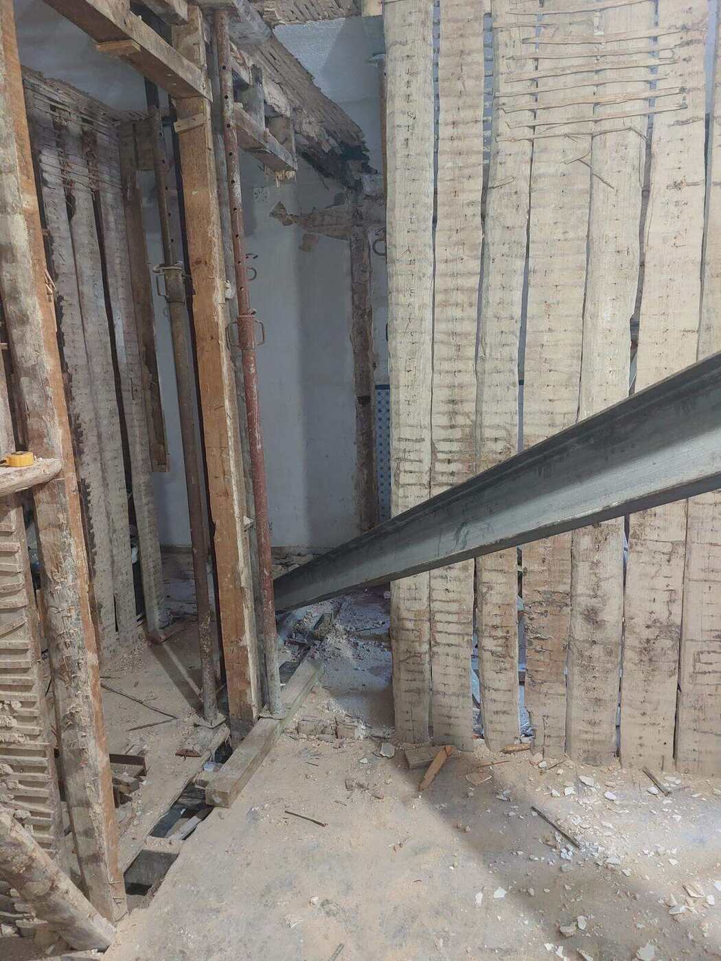 Viga metálica em obra de remodelação