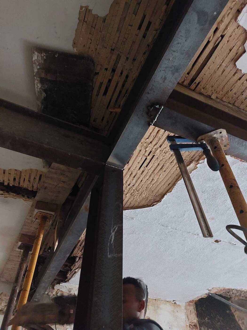 Estrutura em ferro num piso em obra